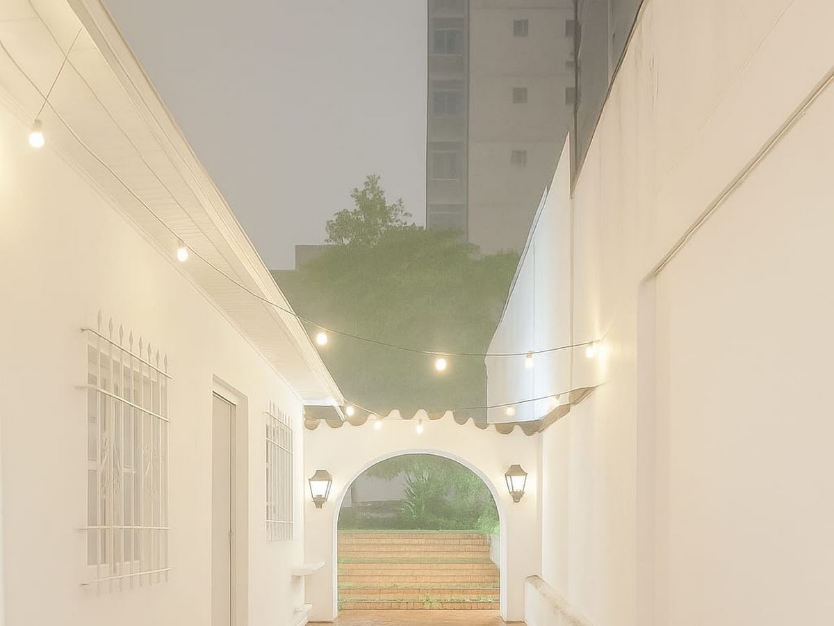 Pátio interno claro do Espaço 578, centro médico na Vila Mariana, com arco e iluminação acolhedora
